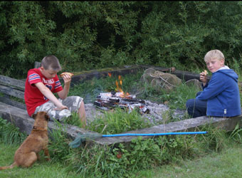 Korvgrillning efter skolan Christoffer & Oscar & Fido 2008